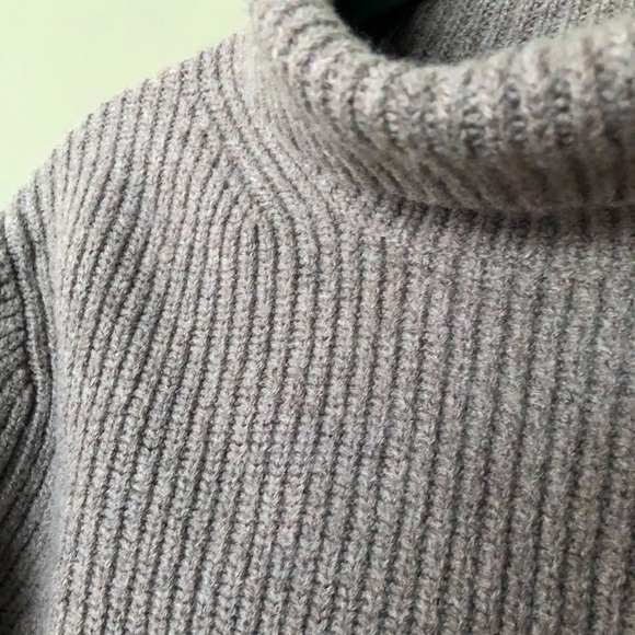 ARITZIA X WILFRED 100% Merino Wool Cropped Gray Taupe Turtleneck Sweater XS - Picture 3 of 6
